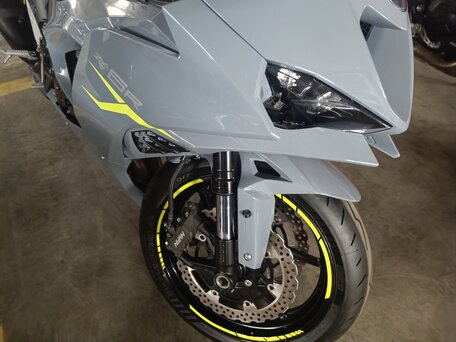 2025 Kawasaki ZX-6R Ninja, серый, 1084637 рублей, вид 2