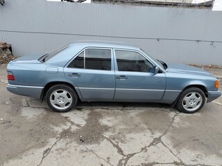 1990 Mercedes-Benz W124 230, голубой, 610000 рублей, вид 1