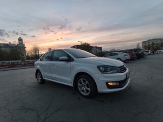 2015 Volkswagen Polo V Рестайлинг, белый, 890000 рублей, вид 4