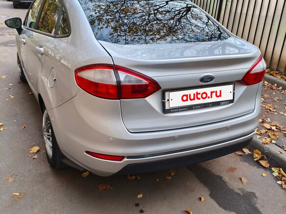 2015 Ford Fiesta Mk6 Рестайлинг, серебристый, 750000 рублей - вид 6