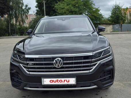 2018 Volkswagen Touareg III, чёрный, вид 2