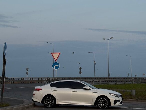 2019 Kia Optima IV Рестайлинг, белый, 1790000 рублей - вид 4