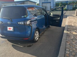 2020 Toyota Sienta II Рестайлинг, синий, 1370000 рублей, вид 3