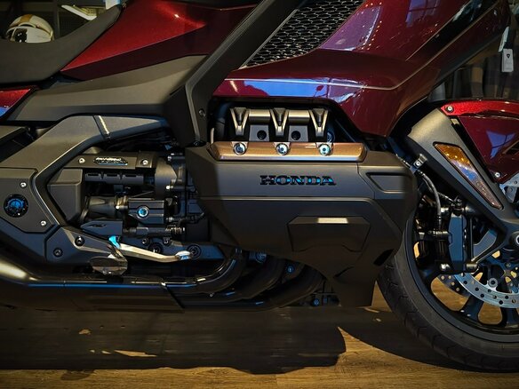 2025 Honda GL 1800 Gold Wing, пурпурный, 3690000 рублей - вид 3