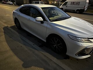 2022 Toyota Camry VIII (XV70) Рестайлинг, белый, 3520000 рублей, вид 1