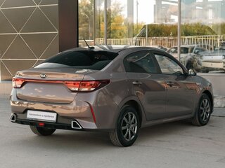 2020 Kia Rio IV Рестайлинг, коричневый, 1140000 рублей, вид 5