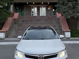 2015 Toyota Camry VII (XV50) Рестайлинг, белый, 2005000 рублей, вид 2