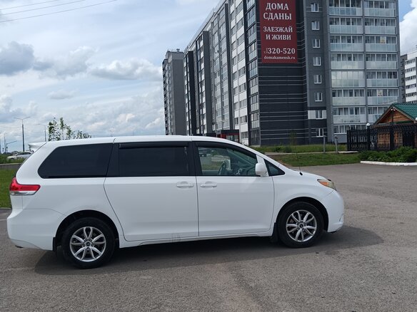2010 Toyota Sienna III, белый, 1800000 рублей - вид 3