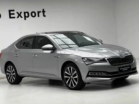2025 Skoda Superb III Рестайлинг, серебристый, 3350000 рублей, вид 2