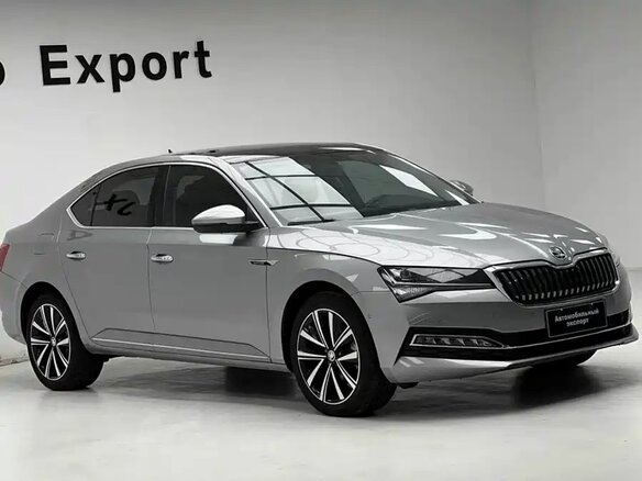 2025 Skoda Superb III Рестайлинг, серебристый, 3350000 рублей - вид 1