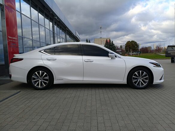 2018 Lexus ES 300h VII, белый, 4200000 рублей - вид 3