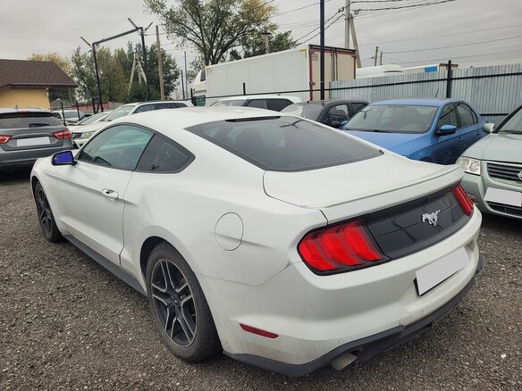 2018 Ford Mustang VI Рестайлинг, белый, 2390000 рублей - вид 2