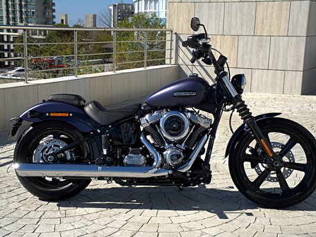 2025 Harley-Davidson Street Bob, пурпурный, 1980000 рублей, вид 2