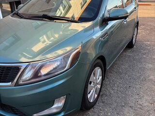 2013 Kia Rio 5-speed III, зелёный, 700000 рублей, вид 1