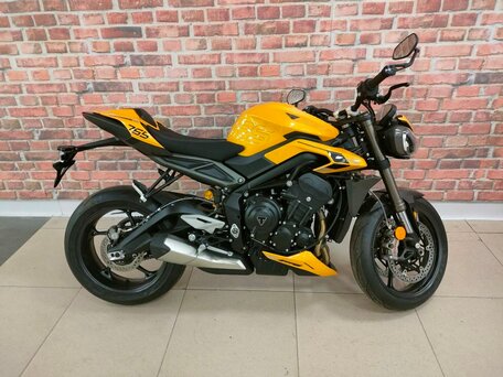 2026 Triumph Street Triple, жёлтый, 1850000 рублей, вид 2