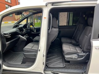 2019 Toyota Voxy III (R80) Рестайлинг, белый, 2390000 рублей, вид 4