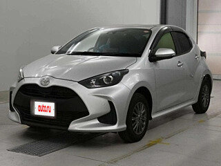 2022 Toyota Yaris IV, серебристый, 1088000 рублей, вид 1