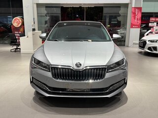 2023 Skoda Superb III Рестайлинг, серебристый, 1780000 рублей, вид 2