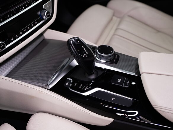 2018 BMW 5 серии 530i xDrive VII (G30/G31/G38), серый, 3790000 рублей - вид 13
