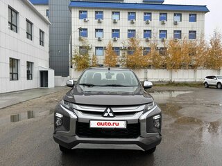 2020 Mitsubishi L200 V Рестайлинг, коричневый, 1950000 рублей, вид 3