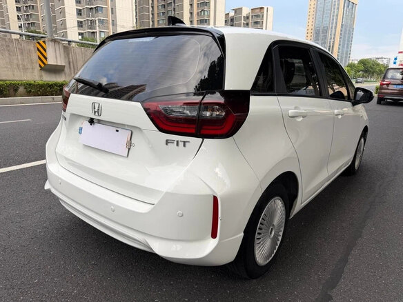 2022 Honda Fit Crosstar IV Рестайлинг, белый, 1275000 рублей - вид 5