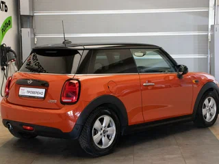 2018 Mini Hatch Cooper III (F55/F56) Рестайлинг, оранжевый, 1885000 рублей, вид 4