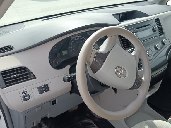 2010 Toyota Sienna III, белый, 1800000 рублей - вид 8