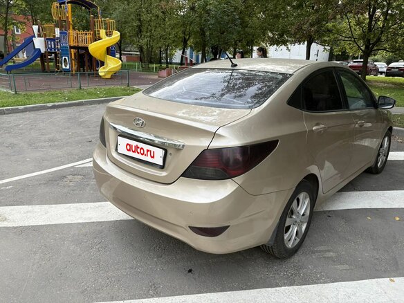 2011 Hyundai Solaris I, бежевый, 400000 рублей - вид 2