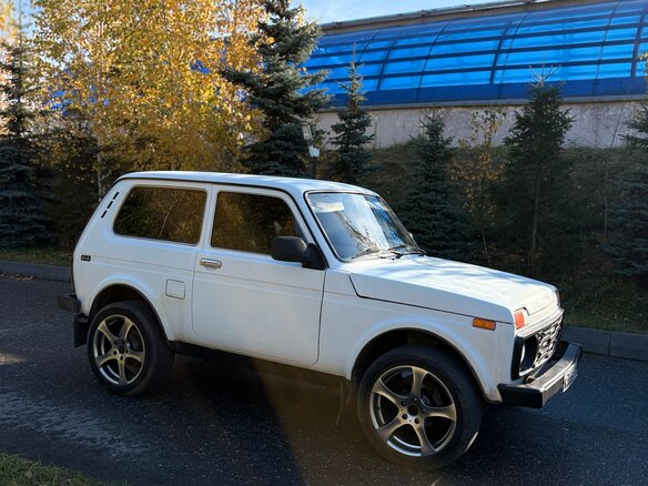 2010 Lada (ВАЗ) 2121 (4x4) I Рестайлинг, белый, 280000 рублей - вид 2