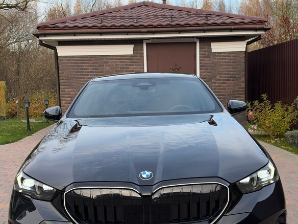 2026 BMW 5 серии 520d xDrive VIII (G60/G61/G68), чёрный, 9300000 рублей - вид 1