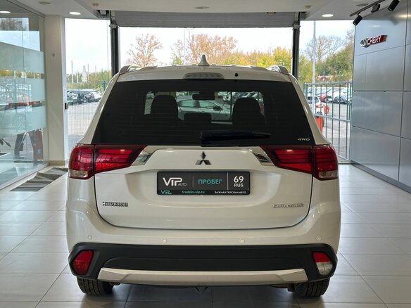 2018 Mitsubishi Outlander III Рестайлинг 2, белый, 1897000 рублей - вид 4