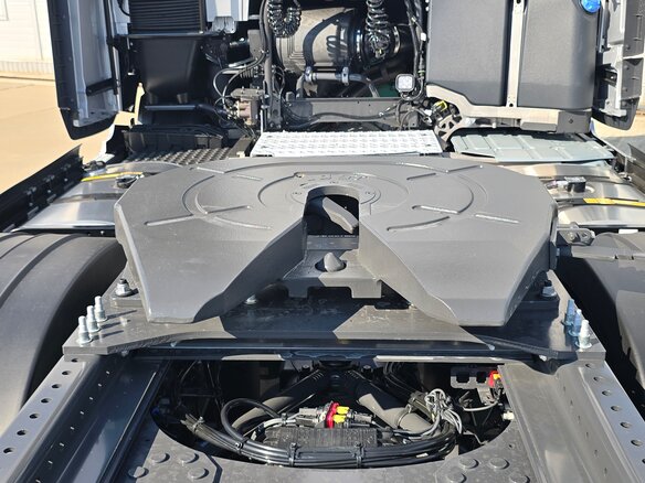 2026 Volvo FH 540, серебристый, 26000000 рублей - вид 9