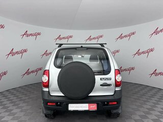 2018 Chevrolet Niva I Рестайлинг, серебристый, 785000 рублей, вид 4