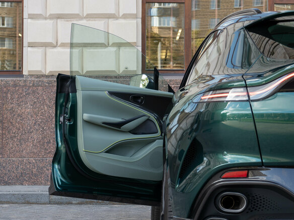 2026 Aston Martin DBX DBX S I, зелёный - вид 37