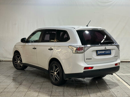 2014 Mitsubishi Outlander III Рестайлинг, белый, 1040000 рублей, вид 4