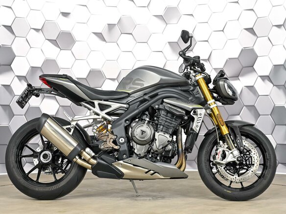 2022 Triumph Speed Triple, серебристый, 1117000 рублей - вид 2