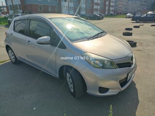 2014 Toyota Vitz III (XP130), серебристый, 810000 рублей, вид 1