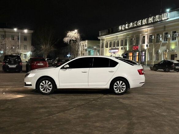 2018 Skoda Octavia III (A7) Рестайлинг, белый - вид 4