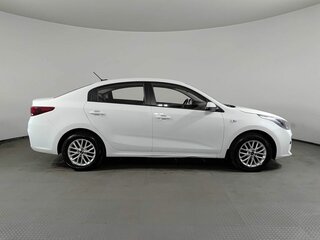 2019 Kia Rio IV, белый, 1450800 рублей, вид 4