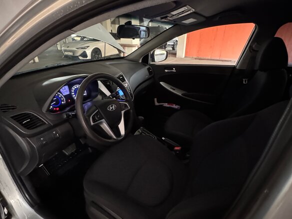 2013 Hyundai Solaris I, серебристый, 730000 рублей - вид 9