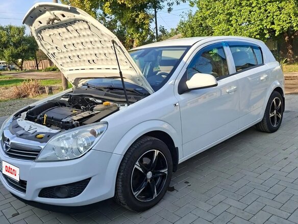 2013 Opel Astra H Рестайлинг, белый, 790000 рублей - вид 1