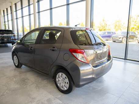 2013 Toyota Vitz III (XP130), серый, 950000 рублей, вид 4