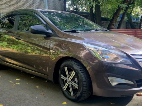 2016 Hyundai Solaris I Рестайлинг, коричневый, 880000 рублей, вид 2