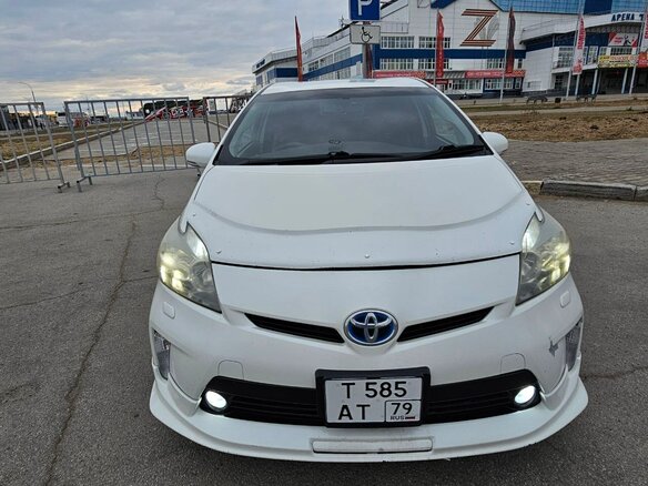 2010 Toyota Prius III (XW30), белый, 860000 рублей