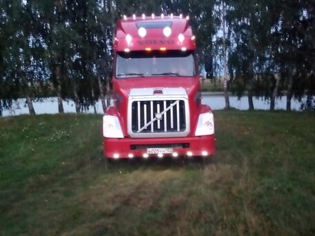 2003 Volvo VNL, красный, 1550000 рублей, вид 1