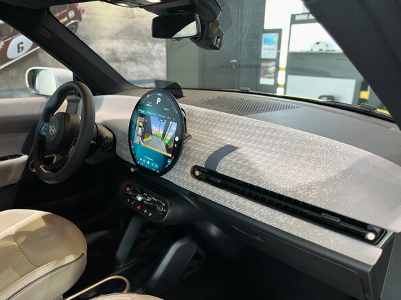 2025 Mini Hatch Cooper Electric SE IV (F65/F66/J01), жёлтый, 5590000 рублей - вид 14