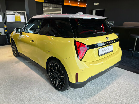 2025 Mini Hatch Cooper Electric SE IV (F65/F66/J01), жёлтый, 5590000 рублей - вид 6