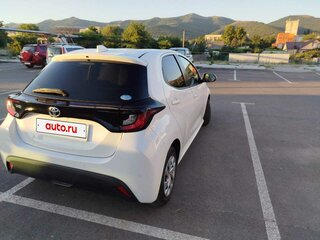2021 Toyota Yaris IV, белый, 1250000 рублей, вид 5