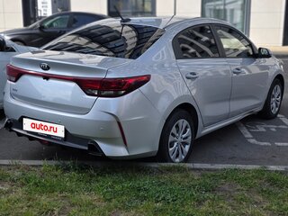 2021 Kia Rio IV Рестайлинг, серый, 1450000 рублей, вид 4