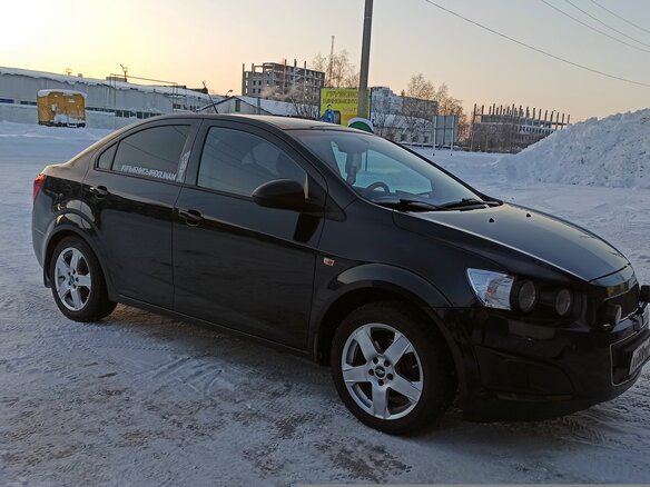 2015 Chevrolet Aveo II, чёрный, 900000 рублей - вид 2